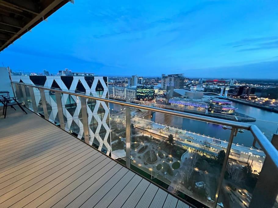 Spacious 2 Bedroom Flat Stunning Waterside View مانشستر المظهر الخارجي الصورة