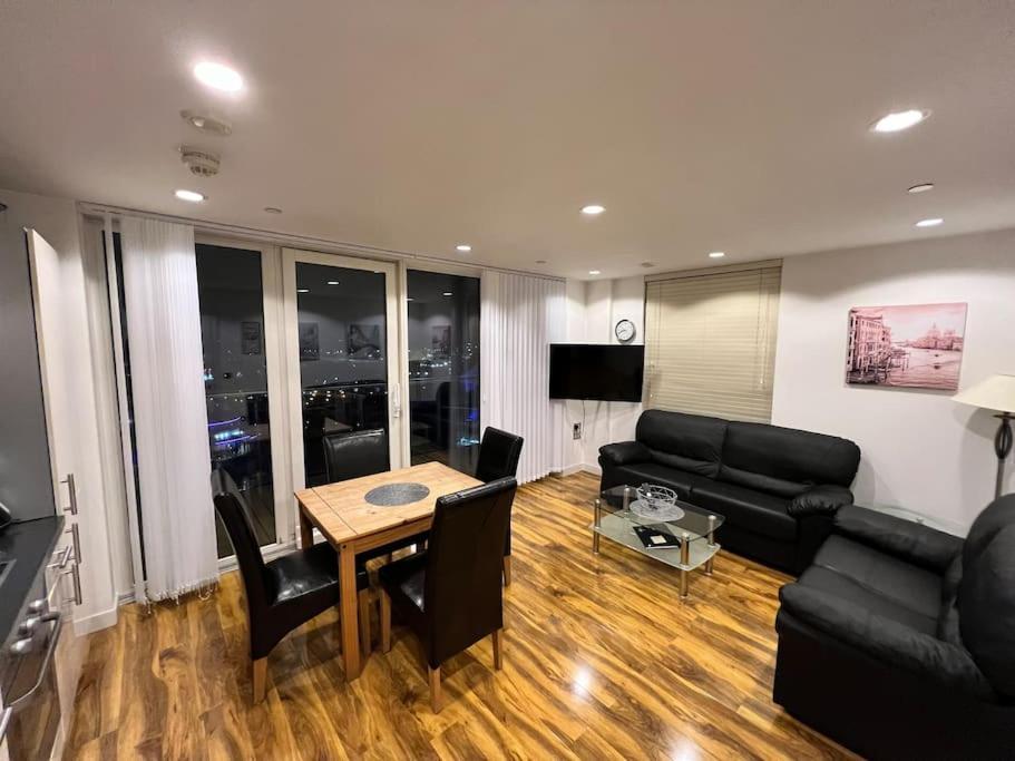 Spacious 2 Bedroom Flat Stunning Waterside View مانشستر المظهر الخارجي الصورة